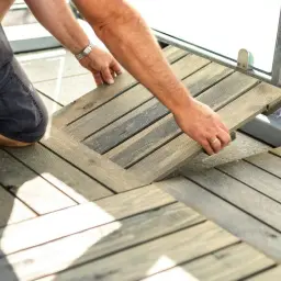 Układanie desek kompozytowych na balkonie. To świetny sposób, czym tanio wyłożyć balkon, tworząc trwałą i estetyczną podłogę.