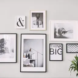 Galeria ścienna: jak powiesić 3 obrazy na ścianie. Kompozycja z pracami: zimowy krajobraz, portret z warkoczami, makro owada, biurko z lampą, symbol "&" i napis "THINK BIG".