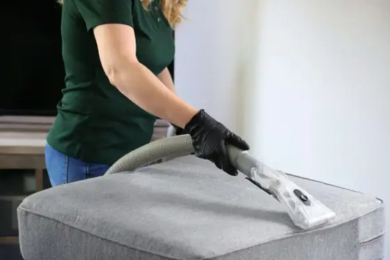 Jak wyczyścić kanapę materiałową bez zacieków?