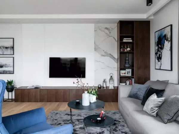 Nowoczesny salon z meblami wenge. Jasne ściany i marmurowe akcenty tworzą eleganckie tło dla ciemnego drewna.