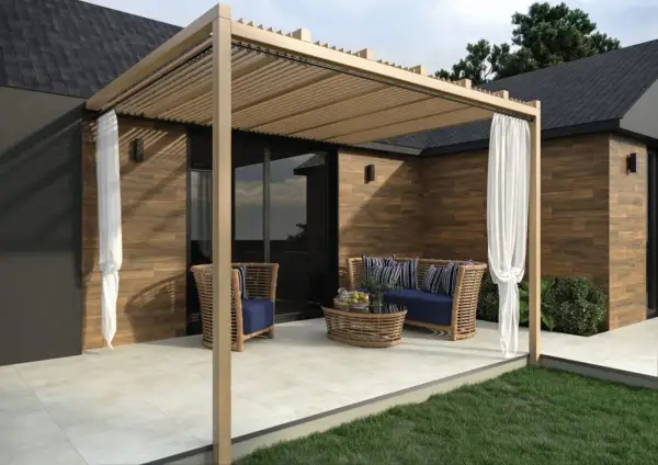 Nowoczesna pergola z drewnianymi elementami to idealne rozwiązanie, czym zadaszyć taras. Wygodne meble wypoczynkowe zapraszają do relaksu.