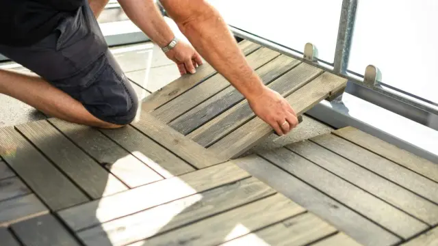 Czym tanio wyłożyć balkon? Porównanie trwałości i kosztów